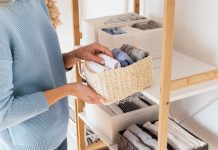 Как вставить ящик в комод с направляющими