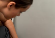 Проверка напряжения мультиметром в розетке 220в