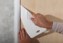 Как наклеить молдинги на стену