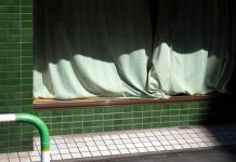 Зазор между ванной и стеной