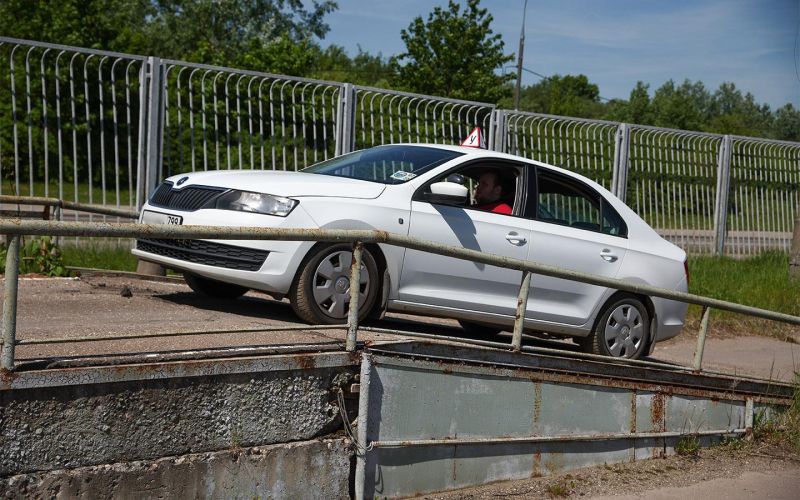 Внутренний экзамен в автошколе в 2026 году. Из чего состоит и как пройти