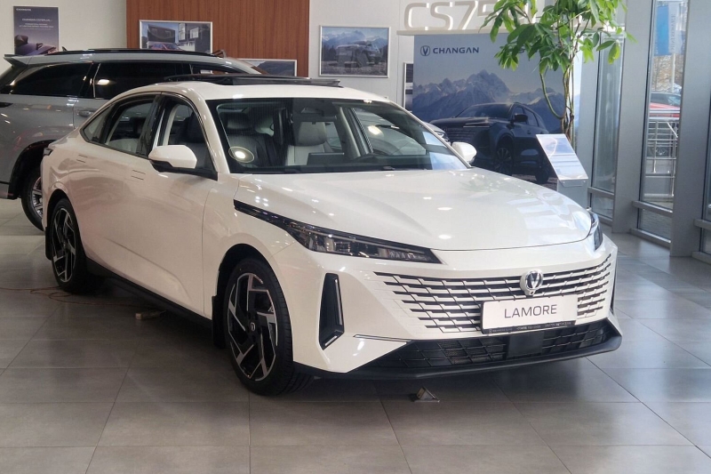 Changan переименовал еще одну модель: в линейке UNI появился седан