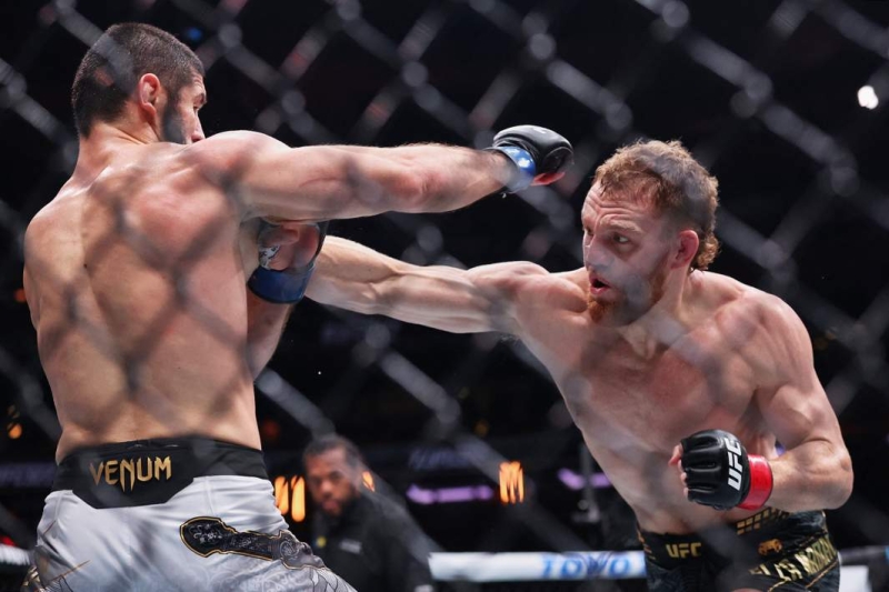 Дал пять: как Махачев раскатал Маддалену и завоевал второй пояс UFC