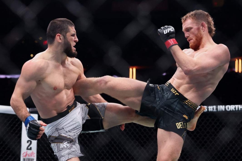 Дал пять: как Махачев раскатал Маддалену и завоевал второй пояс UFC