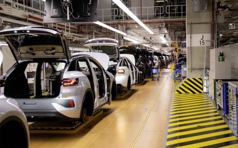 Автопром готовится к мощному кризису. Причина — дефицит полупроводников