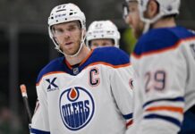 Хоккеист Макдэвид обменялся майками с Овечкиным