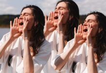 Крик — главный тренд осени: почему все вокруг кричат и где кричать в России