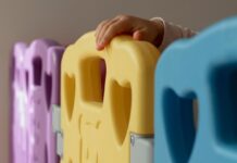 «Меня тоже дети кусают до мяса, и ничего»: дефектолог — о работе в школе-интернате