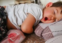 Нервные тики и разговоры во сне: 4 привычки ребенка, из-за которых не стоит волноваться