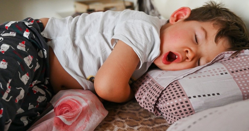 Нервные тики и разговоры во сне: 4 привычки ребенка, из-за которых не стоит волноваться