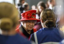 СМИ сообщили о возможной связи королевы Елизаветы II и Джеффри Эпштейна