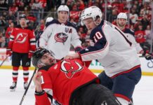 Российский хоккеист дважды подрался в ходе матча НХЛ и отправил канадца в нокаут